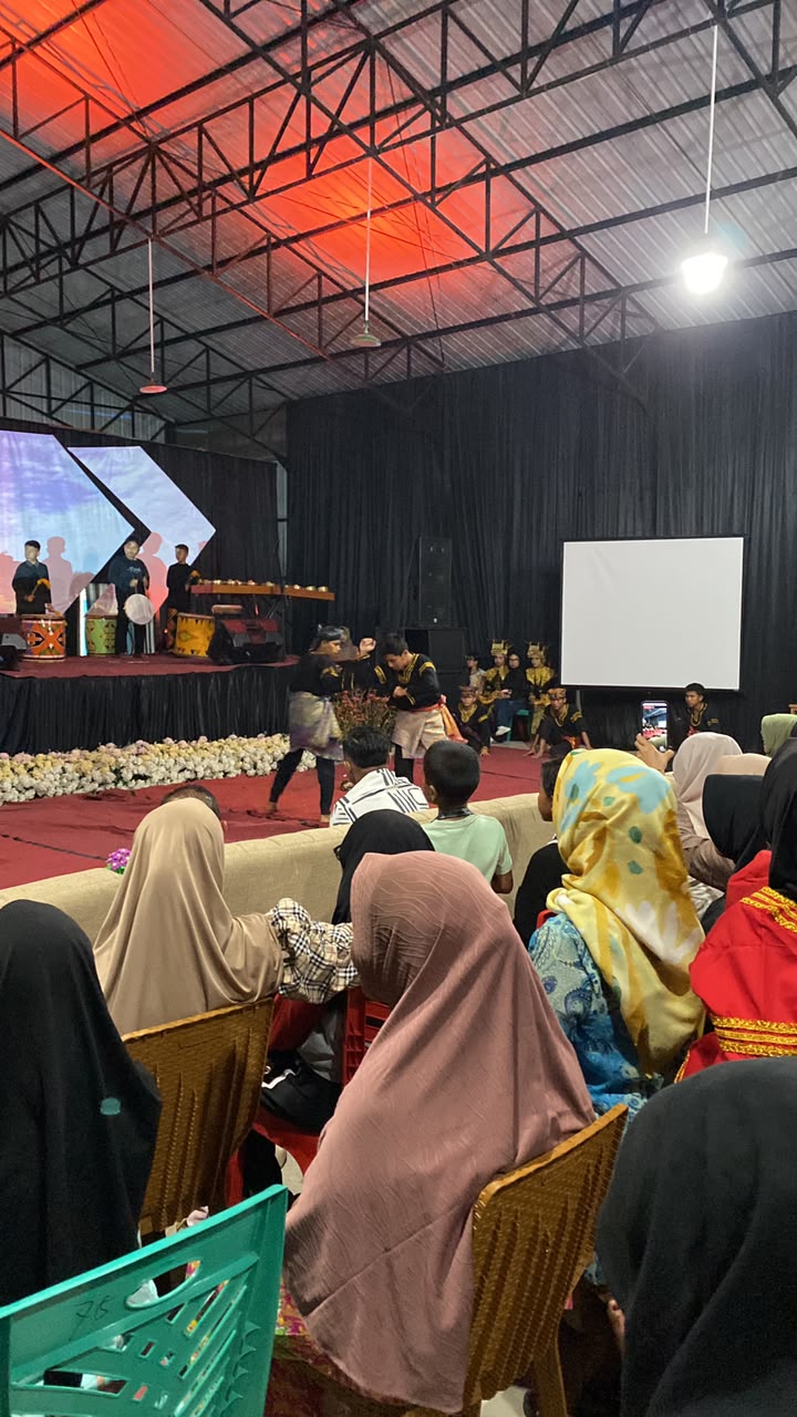 Pertunjukan seni budaya dan pameran UMKM lokal